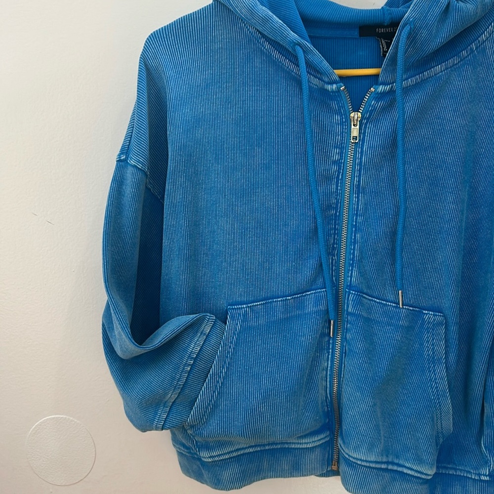 Cropped women’s hoodie